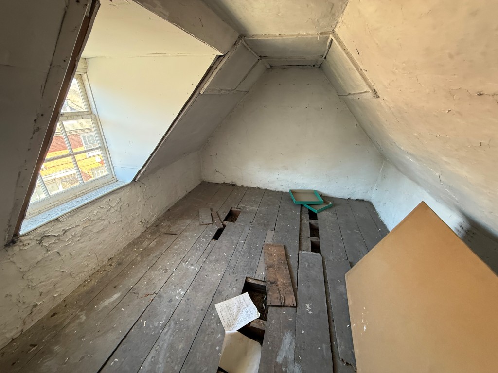 Lot: 76 - SHOP AND UPPER PARTS WITH PLANNING FOR CONVERSION - Room seven